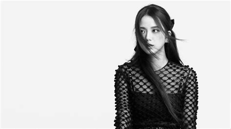 jisoo black and white picture.